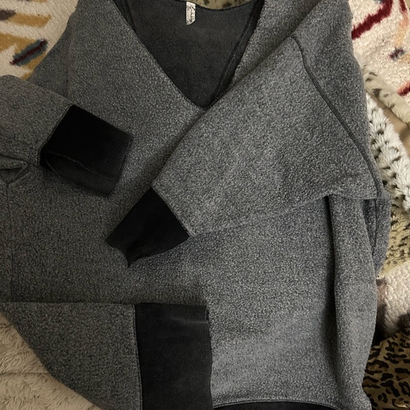 REDUCED FOR QUICK SALE 
2 Like New Free People oversized fleece Tops - Picture 2 of 6